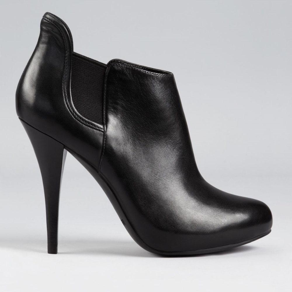 GUESS! BLACK LEATHER ANKLE BOOTIES New no box.